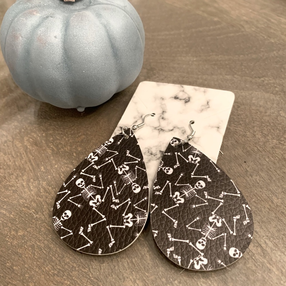 Halloween skeleton earrings! 🎃